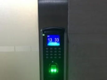 南山科技園玻璃雙門門禁考勤系統(tǒng)的安裝與維修